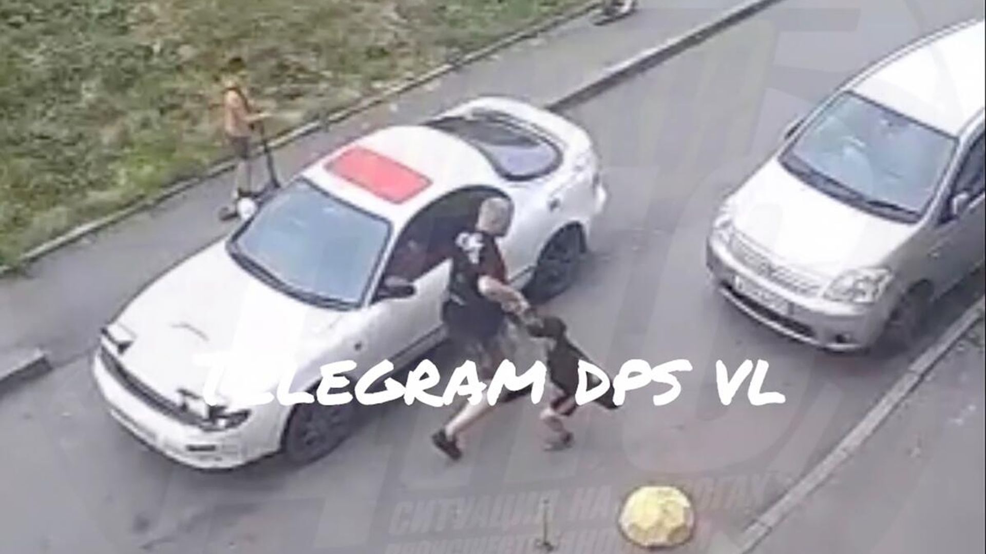 Мужчина насильно посадил мальчика в автомобиль во Владивостоке Мужчина насильно посадил мальчика в автомобиль во Владивостоке - РИА Новости, 1920, 31.07.2024