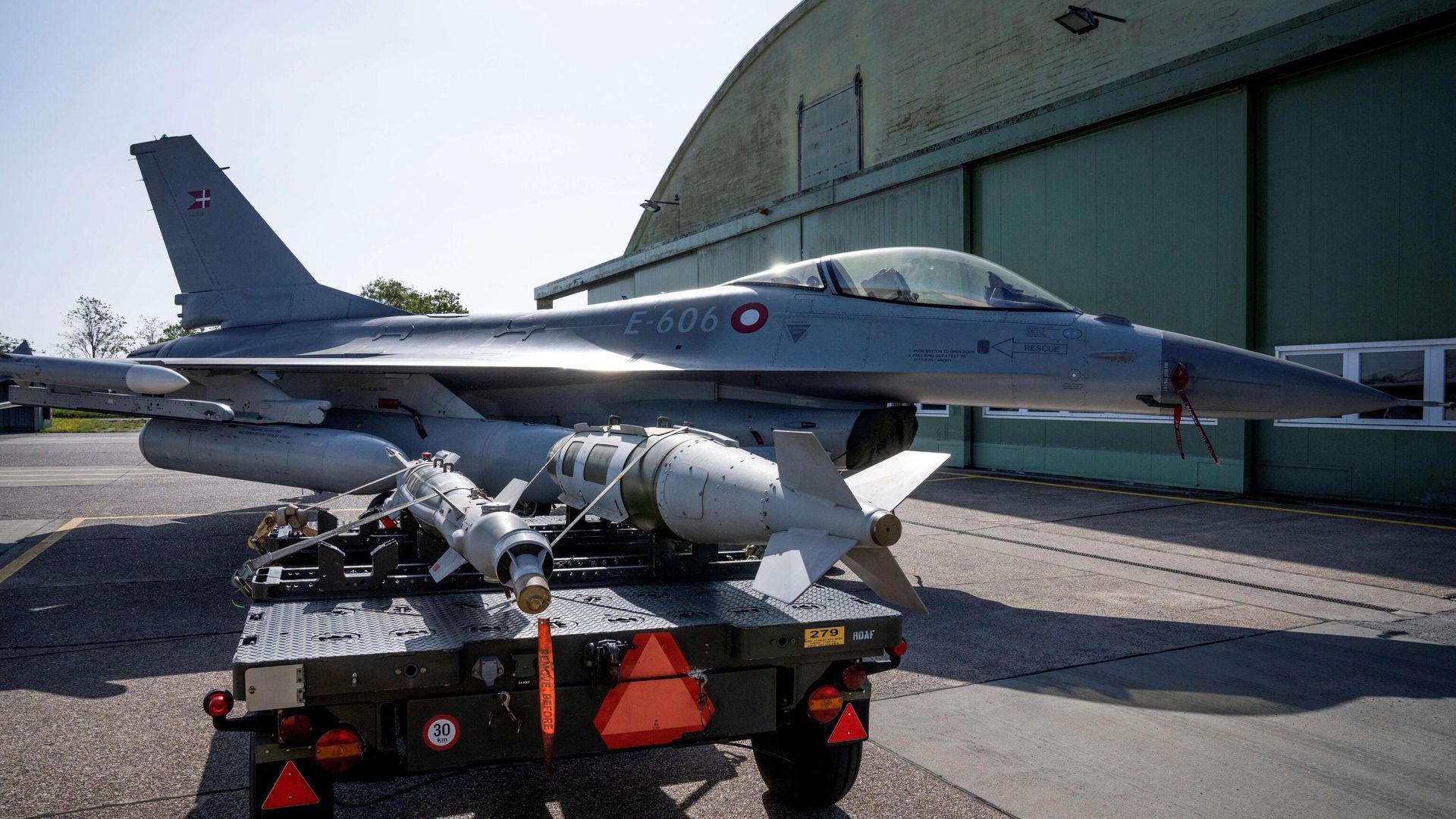 Истребитель F-16 с ракетами Истребитель F-16 с ракетами - РИА Новости, 1920, 31.07.2024