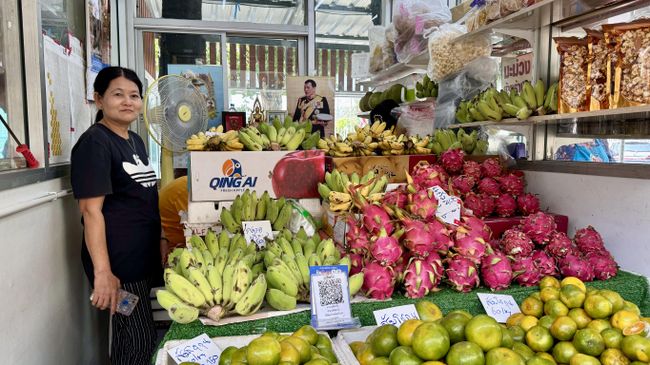 Продавец фруктов на рынке в Таиланде Продавец фруктов на рынке в Таиланде