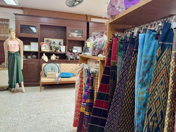 В магазине тканей в текстильном колледже В магазине тканей в текстильном колледже