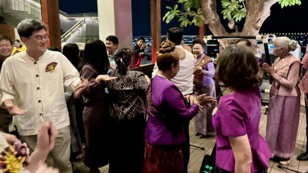 На концерте с тайскими исполнителями на крыше отеля Ad Lib, Khon Kaen На концерте с тайскими исполнителями на крыше отеля Ad Lib, Khon Kaen
