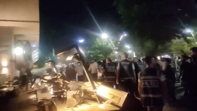 Пропалестинские демонстранты разгромили кафе Starbucks в турецком Батмане. 31 июля 2024 Пропалестинские демонстранты разгромили кафе Starbucks в турецком Батмане. 31 июля 2024 - РИА Новости, 1920, 31.07.2024