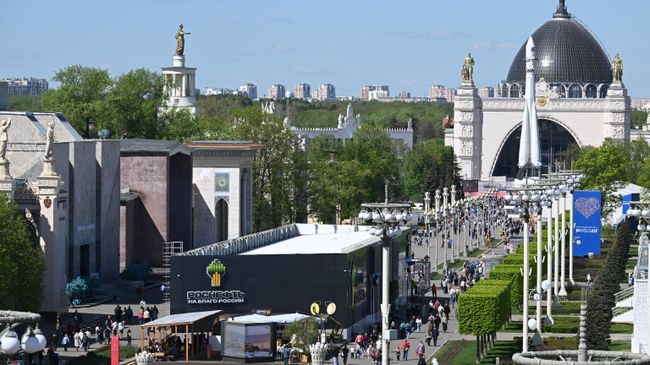 Главная аллея ВДНХ в Москве
