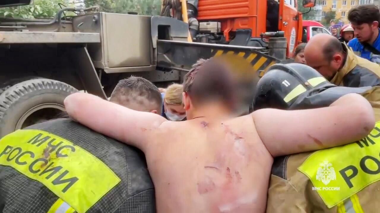 Сотрудники МЧС транспортируют пострадавшего, спасенного из-под завалов дома в Нижнем Тагиле Сотрудники МЧС транспортируют пострадавшего, спасенного из-под завалов дома в Нижнем Тагиле - РИА Новости, 1920, 06.08.2024
