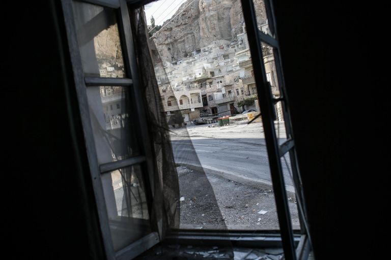 Вид из окна жилого дома, освобожденного от боевиков, на центральную улицу города Маалула Вид из окна жилого дома, освобожденного от боевиков, на центральную улицу города Маалула
