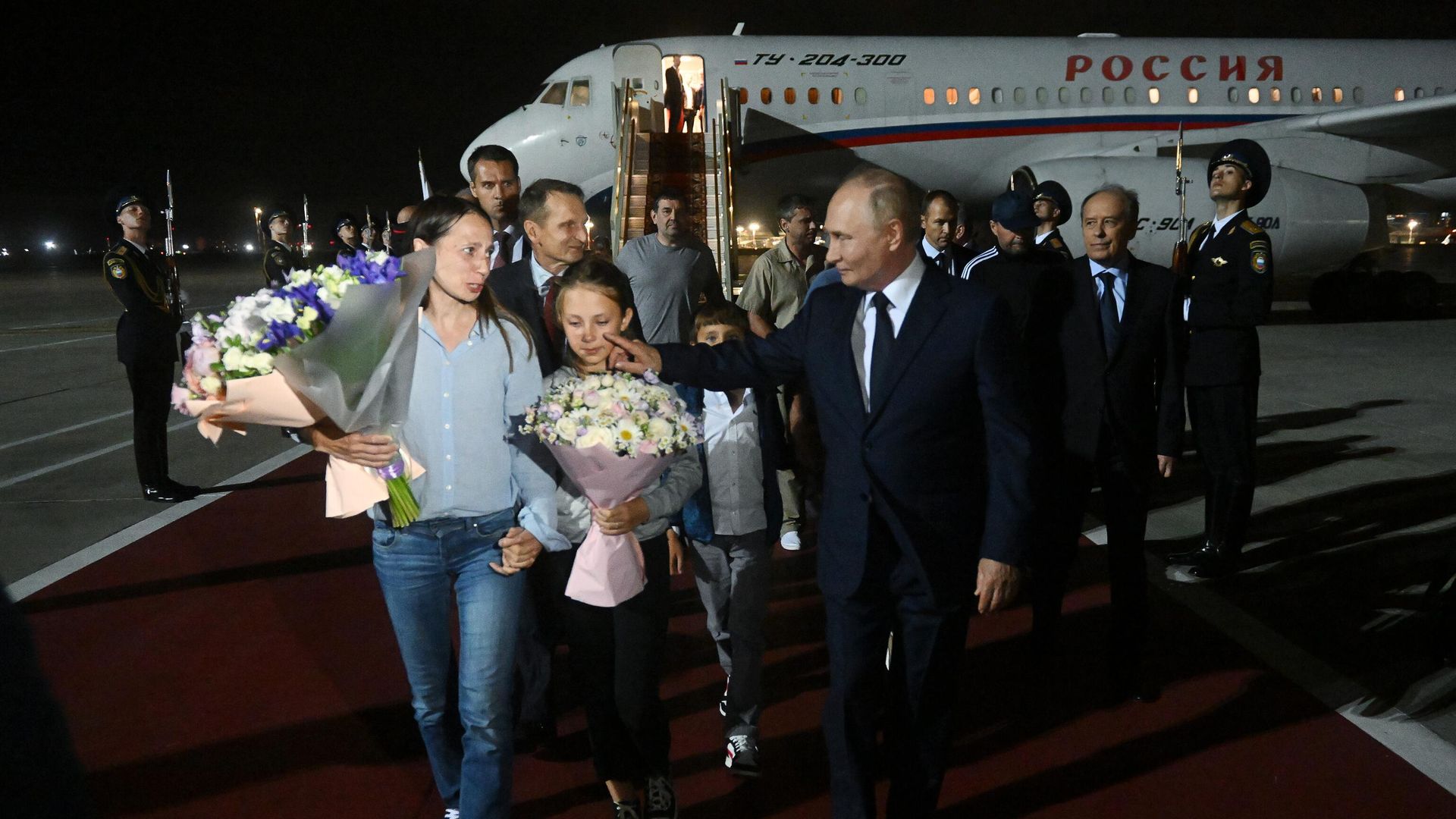 Президент Владимир Путин встретил в аэропорту граждан России, которые были освобождены в результате обмена Президент Владимир Путин встретил в аэропорту граждан России, которые были освобождены в результате обмена - РИА Новости, 1920, 02.08.2024