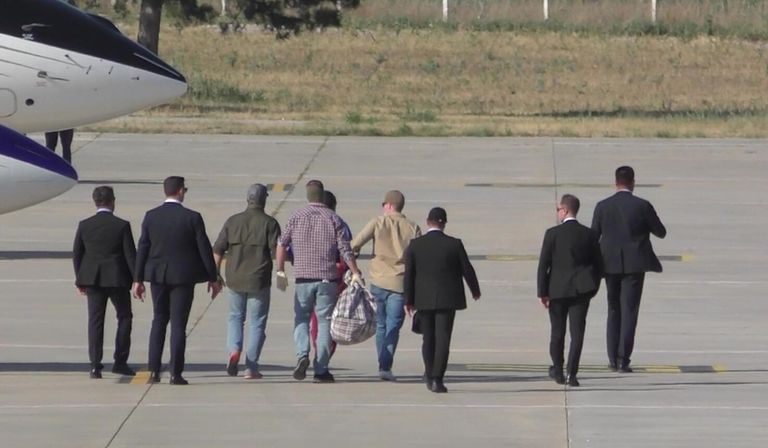 Обмен 26 заключенными, содержавшимися в тюрьмах в семи разных странах (США, ФРГ, Польши, Словении, Норвегии, России и Белоруссии), в аэропорту Анкары Обмен 26 заключенными, содержавшимися в тюрьмах в семи разных странах (США, ФРГ, Польши, Словении, Норвегии, России и Белоруссии), в аэропорту Анкары
