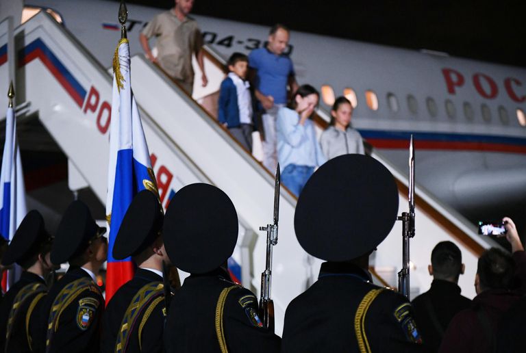 Освобожденные в Турции россияне в аэропорту в Москве. 1 августа в Анкаре состоялся обмен 26 заключенными, содержавшимися в тюрьмах в семи разных странах (США, ФРГ, Польши, Словении, Норвегии, России и Белоруссии) Освобожденные в Турции россияне в аэропорту в Москве. 1 августа в Анкаре состоялся обмен 26 заключенными, содержавшимися в тюрьмах в семи разных странах (США, ФРГ, Польши, Словении, Норвегии, России и Белоруссии)