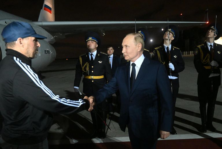 Президент РФ Владимир Путин встречает в аэропорту Внуково граждан России, которые были освобождены в результате обмена Президент РФ Владимир Путин встречает в аэропорту Внуково граждан России, которые были освобождены в результате обмена