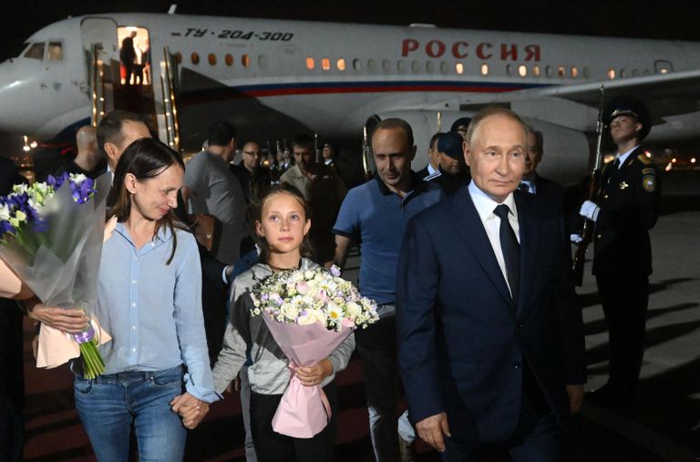 Президент РФ Владимир Путин встречает в аэропорту Внуково граждан России, которые были освобождены в результате обмена Президент РФ Владимир Путин встречает в аэропорту Внуково граждан России, которые были освобождены в результате обмена