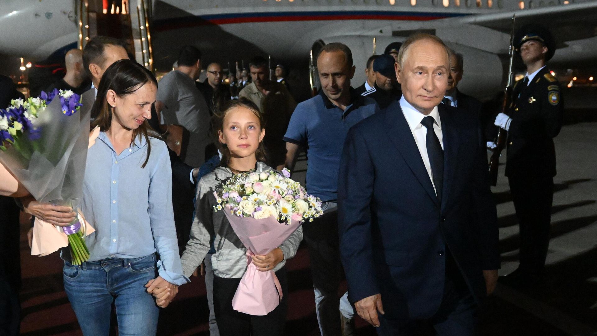 Президент РФ Владимир Путин встречает в аэропорту Внуково граждан России, которые были освобождены в результате обмена Президент РФ Владимир Путин встречает в аэропорту Внуково граждан России, которые были освобождены в результате обмена - РИА Новости, 1920, 05.08.2024