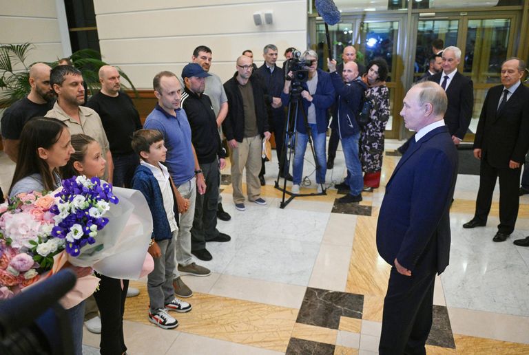 Президент РФ Владимир Путин встречает в аэропорту Внуково граждан России, которые были освобождены в результате обмена Президент РФ Владимир Путин встречает в аэропорту Внуково граждан России, которые были освобождены в результате обмена