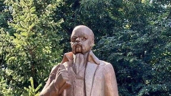 Переделанный памятник Ленину в Житомирской области Переделанный памятник Ленину в Житомирской области - РИА Новости, 1920, 02.08.2024