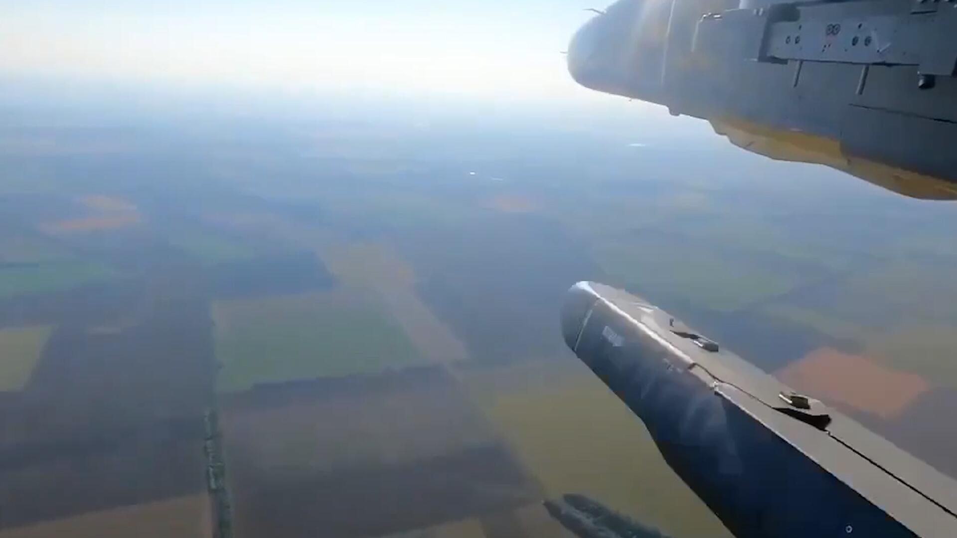 Пуск двух ракет Storm Shadow с самолета ВСУ Пуск двух ракет Storm Shadow с самолета ВСУ - РИА Новости, 1920, 04.08.2024