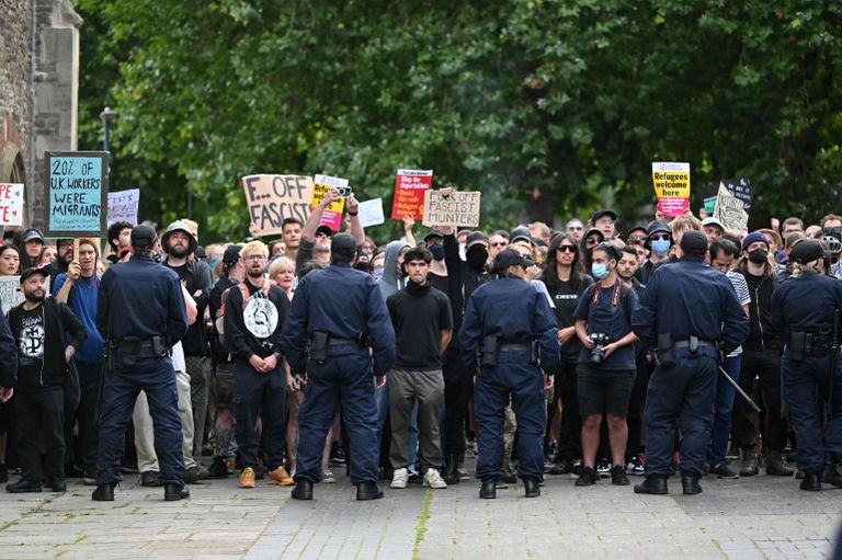 Полицейские во время акции протеста в Бристоле Полицейские во время акции протеста в Бристоле