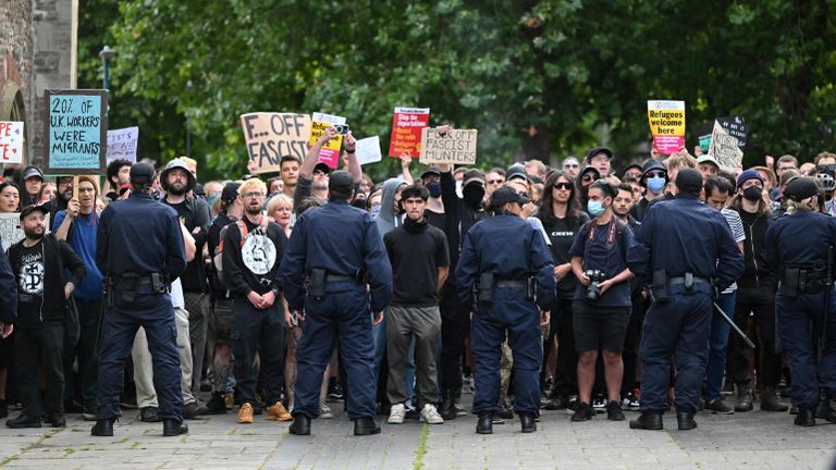 Полицейские во время акции протеста в Бристоле