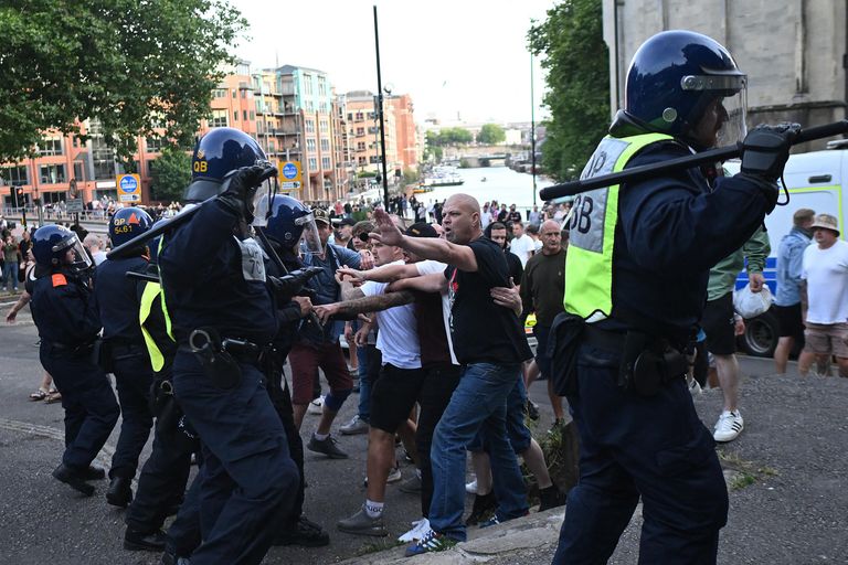 Полиция и протестующие в Бристоле Полиция и протестующие в Бристоле