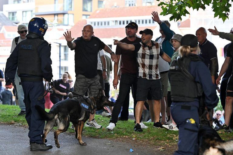 Протестующие во время акции протеста в Бристоле Протестующие во время акции протеста в Бристоле