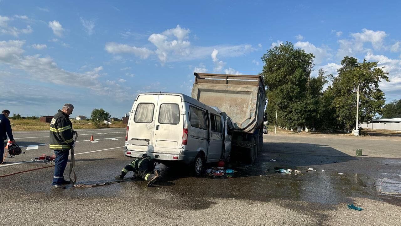 Место ДТП с участием микроавтобуса и большегруза на автодороге Темрюк - Краснодар - Кропоткин в Краснодарском крае. 5 августа 2024 Место ДТП с участием микроавтобуса и большегруза на автодороге Темрюк - Краснодар - Кропоткин в Краснодарском крае. 5 августа 2024 - РИА Новости, 1920, 05.08.2024