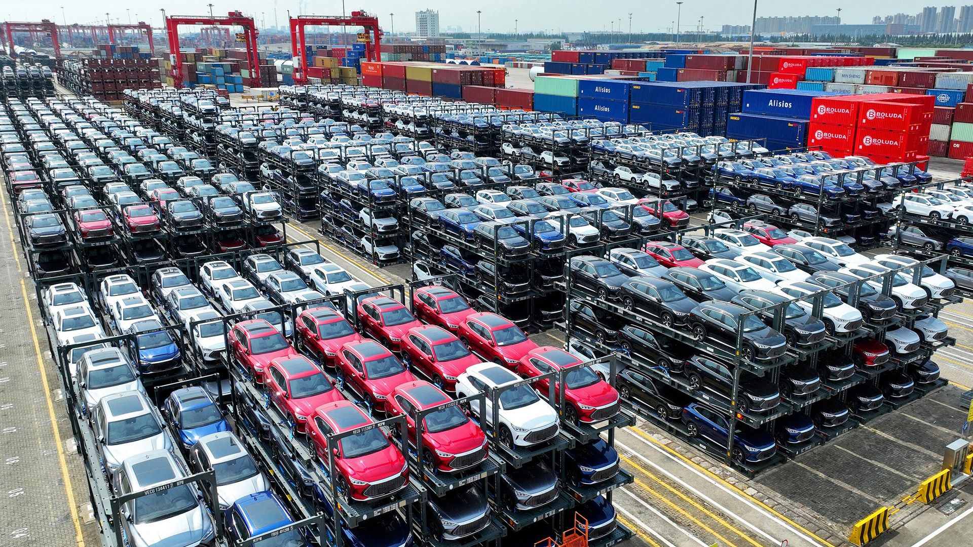 Электромобили BYD, ожидающие погрузки на судно, в международном контейнерном терминале в порту Сучжоу Электромобили BYD, ожидающие погрузки на судно, в международном контейнерном терминале в порту Сучжоу - РИА Новости, 1920, 05.08.2024