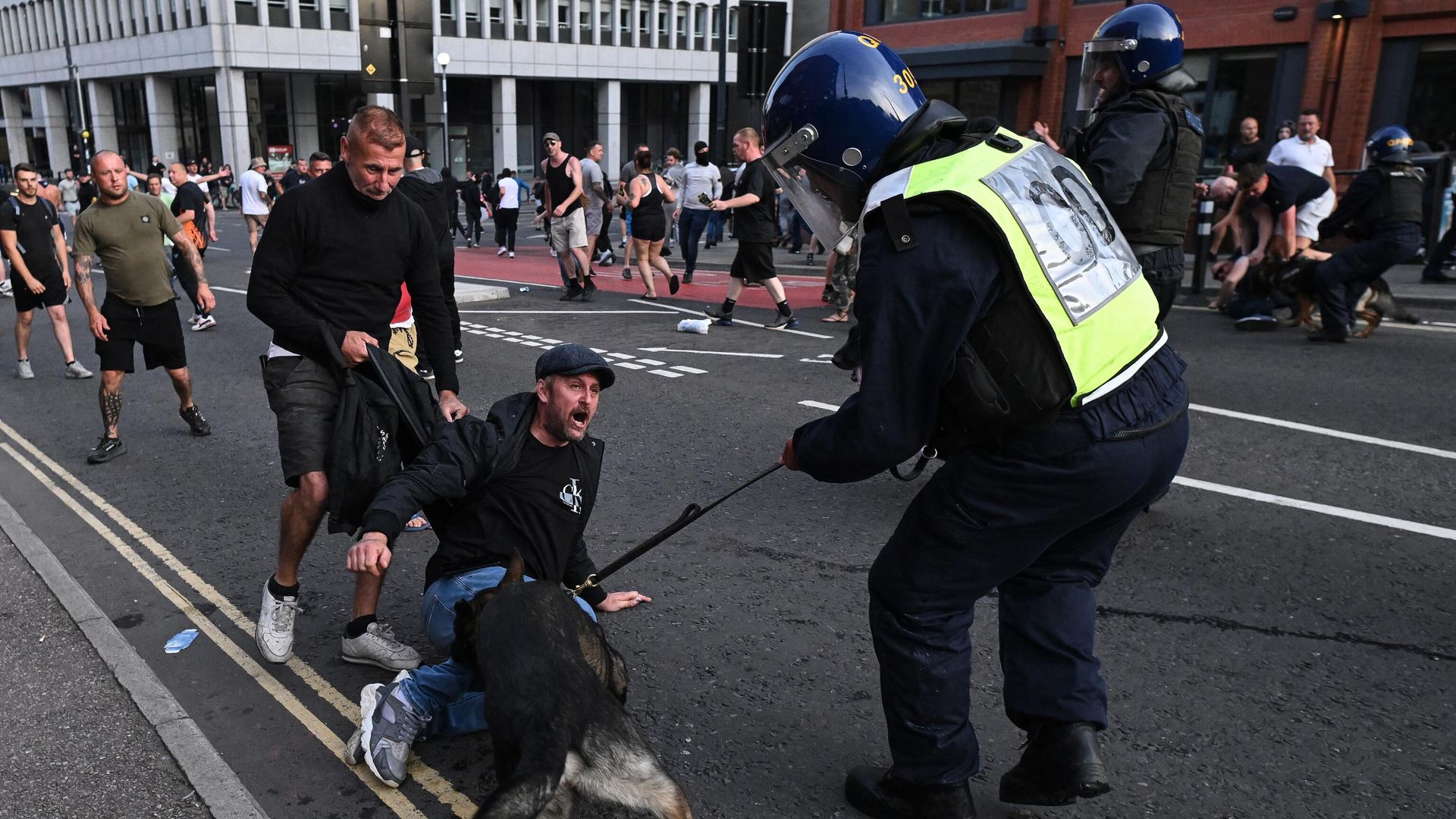 Столкновения полиции и протестующих в Бристоле Столкновения полиции и протестующих в Бристоле - РИА Новости, 1920, 05.08.2024