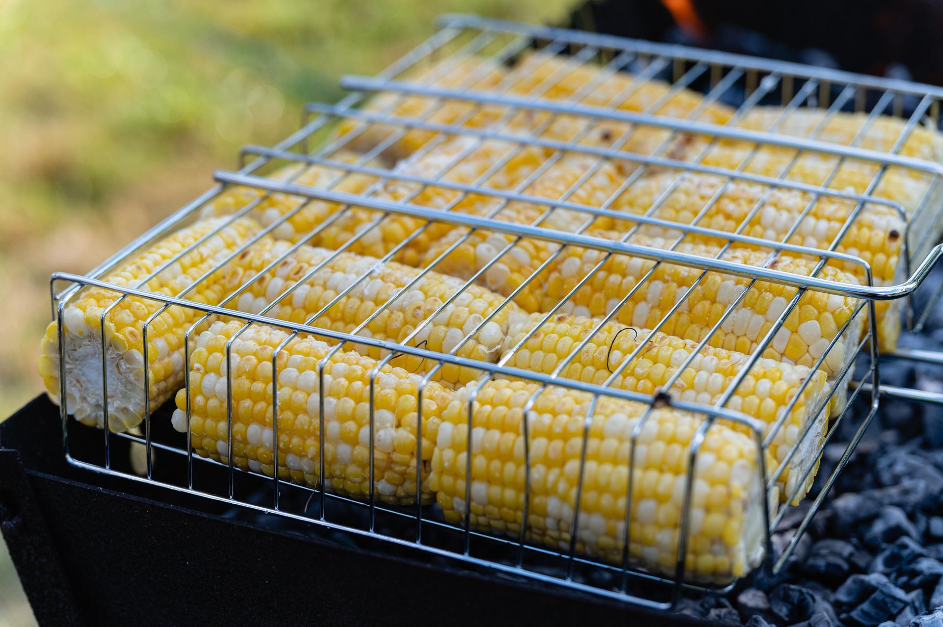 Приготовление кукурузы на гриле Приготовление кукурузы на гриле - РИА Новости, 1920, 18.08.2022