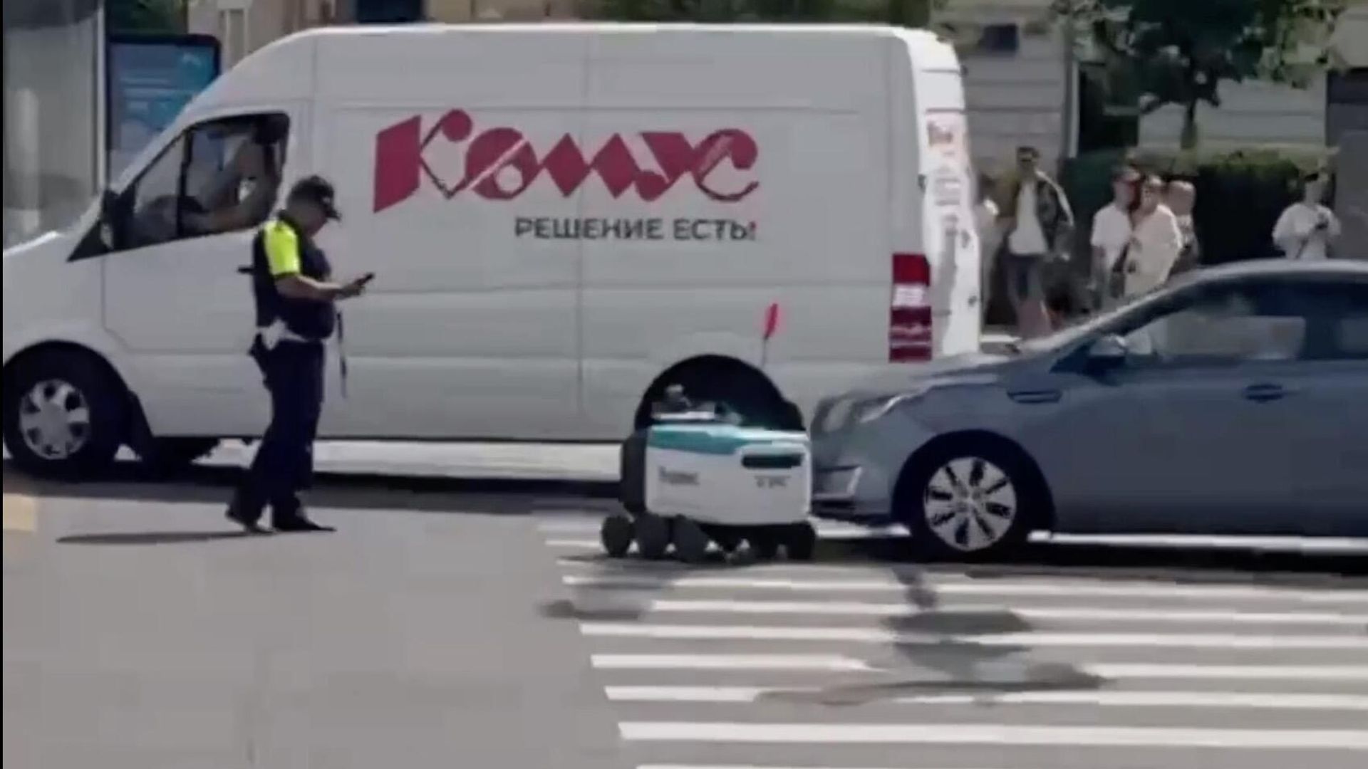 ДТП с участием робота-доставщинка на Зубовском бульваре в Москве. Кадр видео ДТП с участием робота-доставщинка на Зубовском бульваре в Москве. Кадр видео - РИА Новости, 1920, 05.08.2024