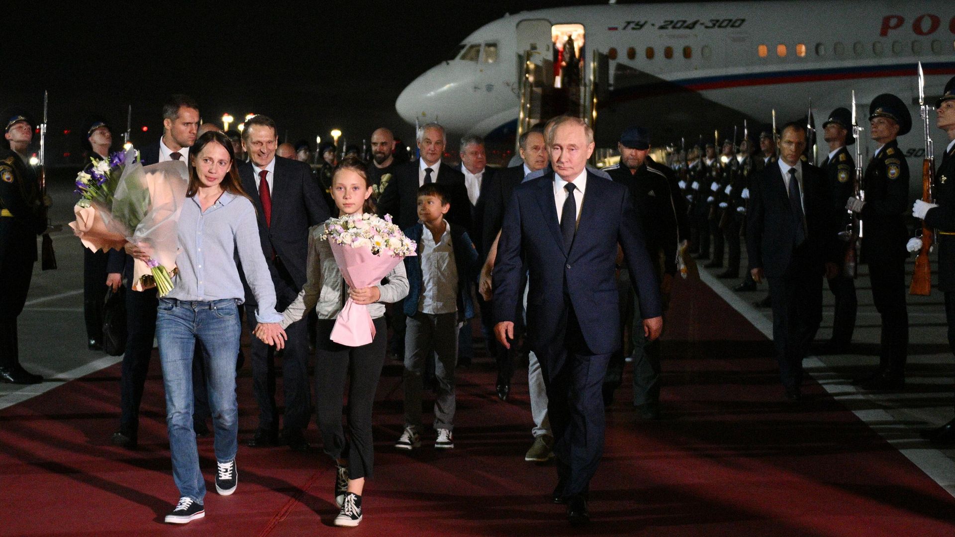 Президент РФ Владимир Путин встречает в аэропорту Внуково граждан России, которые были освобождены в результате обмена Президент РФ Владимир Путин встречает в аэропорту Внуково граждан России, которые были освобождены в результате обмена - РИА Новости, 1920, 15.08.2024