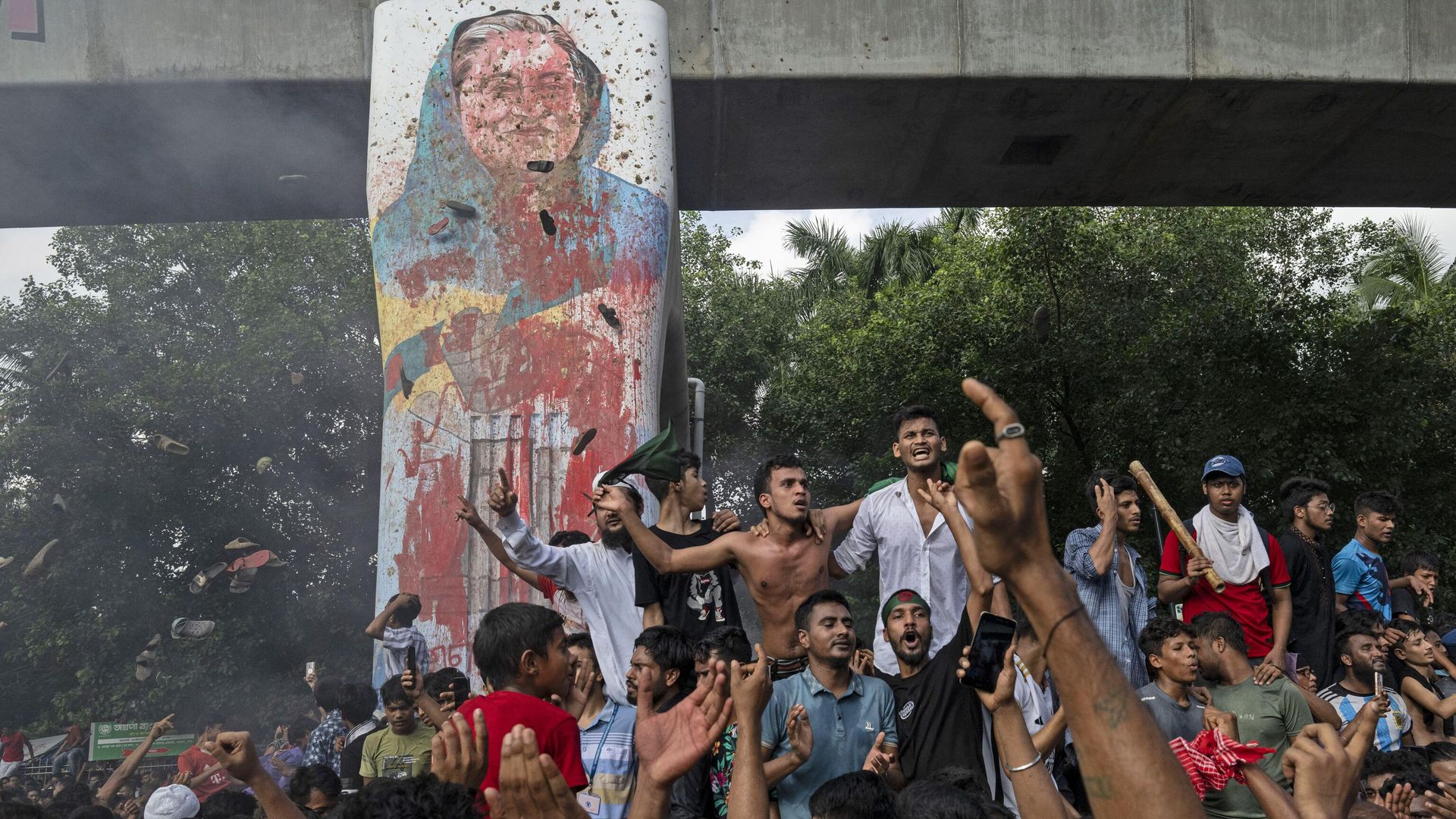 Протестующие у мурала с портретом Шейх Хасины в Дакке Протестующие у мурала с портретом Шейх Хасины в Дакке - РИА Новости, 1920, 21.08.2024