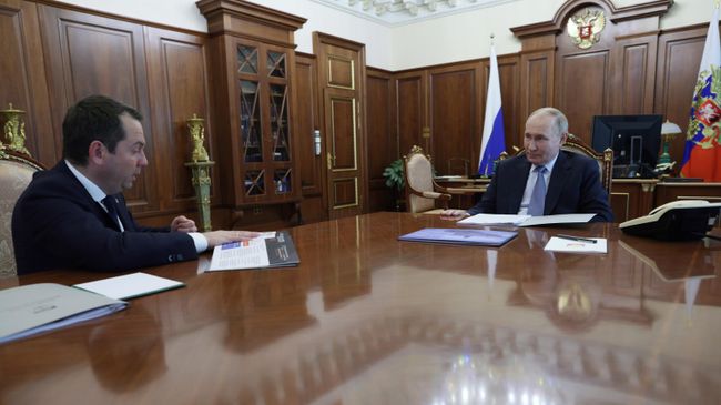 Президент РФ Владимир Путин и губернатор Мурманской области Андрей Чибис во время встречи