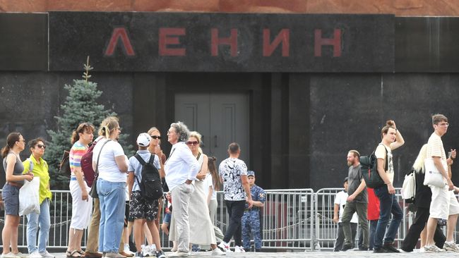 Люди у входа в Мавзолей В.И. Ленина на Красной площади в Москве Люди у входа в Мавзолей В.И. Ленина на Красной площади в Москве