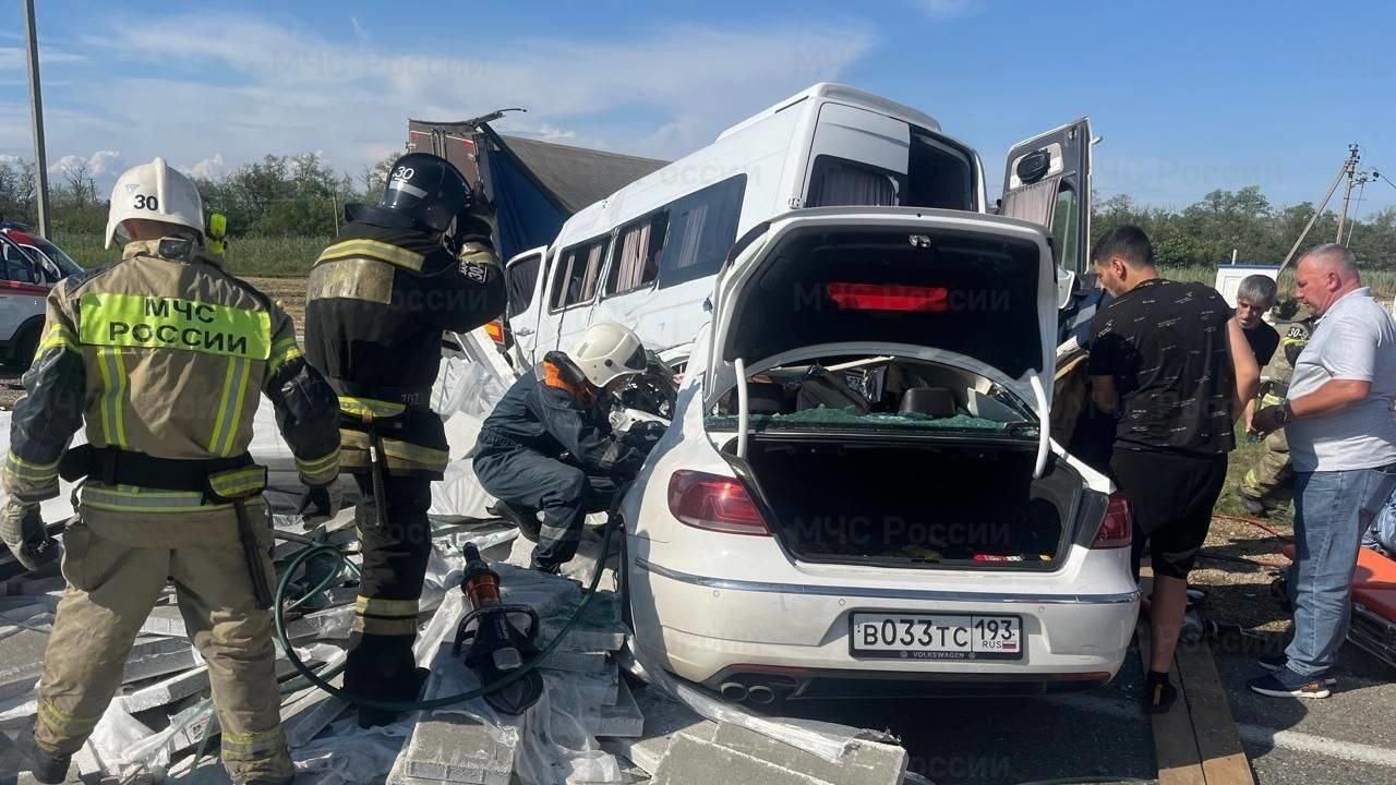 На месте ДТП с участием трех автомобилей под Армавиром на Кубани На месте ДТП с участием трех автомобилей под Армавиром на Кубани - РИА Новости, 1920, 06.08.2024