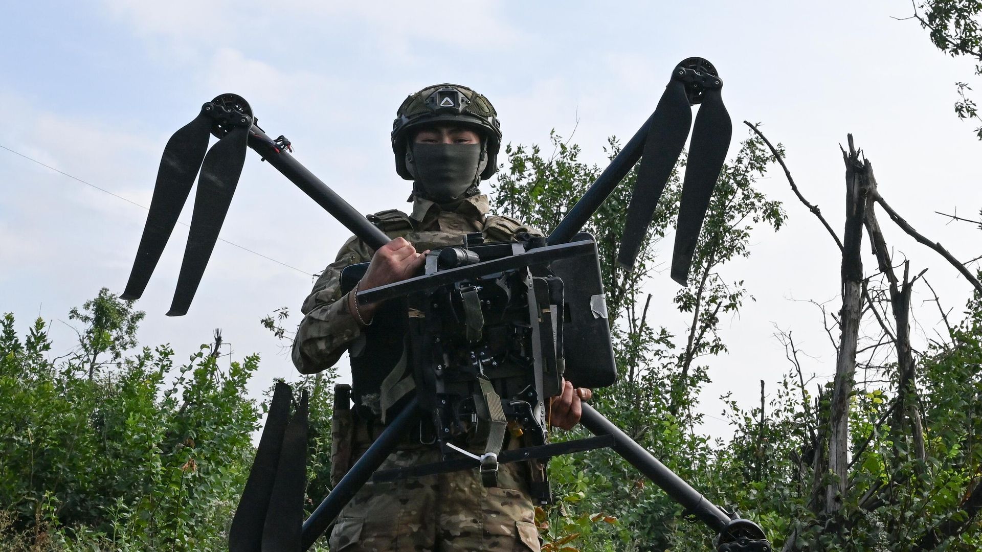 Военнослужащий подразделения ПВО демонстрирует сбитый БПЛА Баба-яга в зоне СВО Военнослужащий подразделения ПВО демонстрирует сбитый БПЛА Баба-яга в зоне СВО - РИА Новости, 1920, 12.08.2026