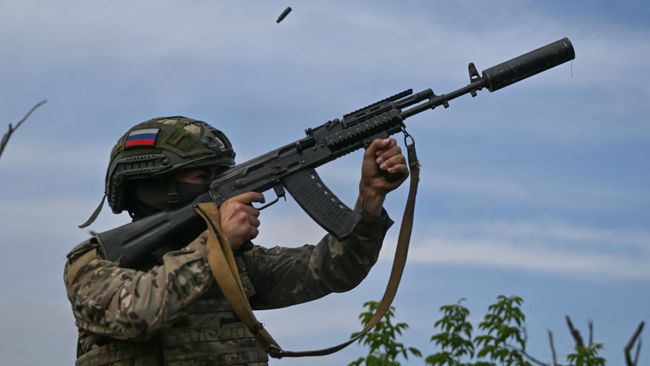 Российский военнослужащий с автоматом