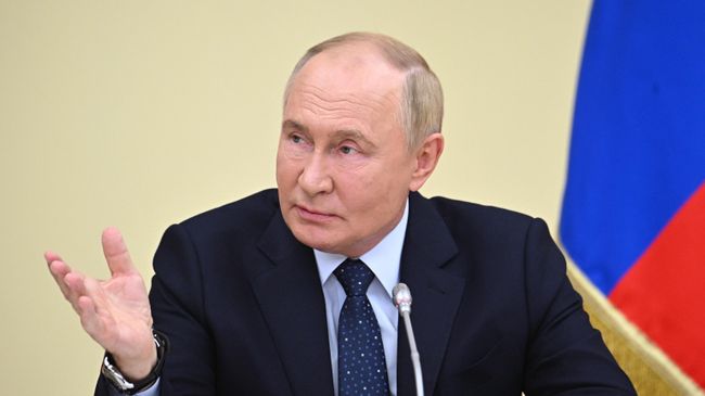 Президент РФ Владимир Путин проводит совещание с членами правительства РФ