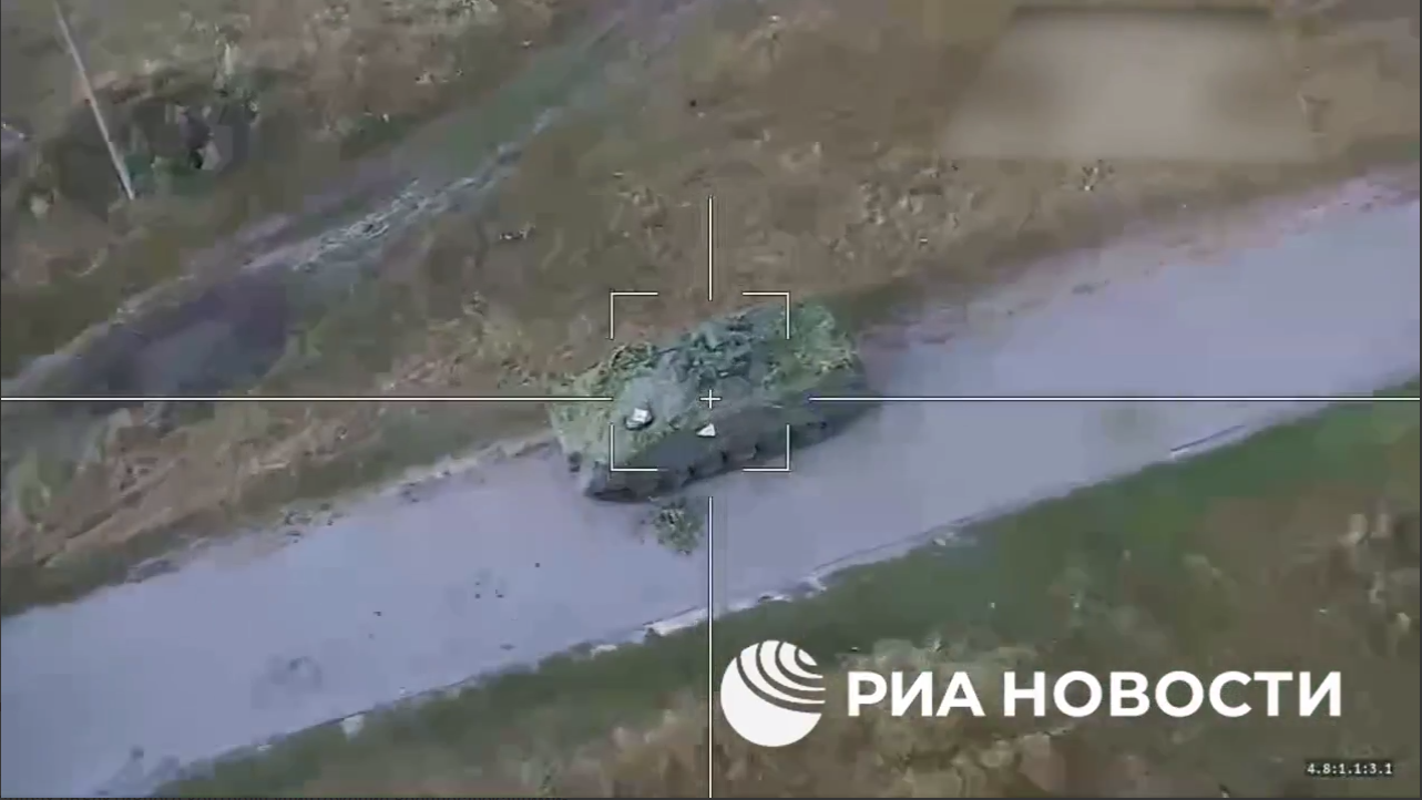 БМП ВСУ в прицеле барражирующего боеприпаса Ланцет БМП ВСУ в прицеле барражирующего боеприпаса Ланцет - РИА Новости, 1920, 14.08.2024