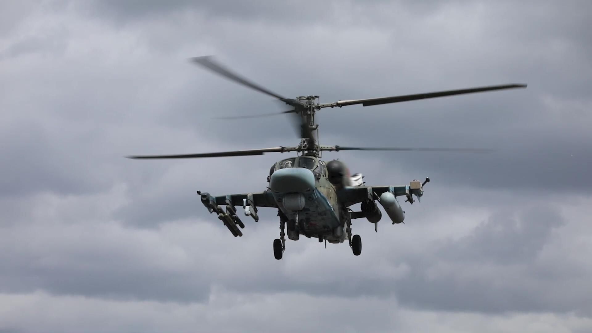 Экипаж вертолета Ка-52 Аллигатор выполняет боевое задание Экипаж вертолета Ка-52 Аллигатор выполняет боевое задание - РИА Новости, 1920, 16.09.2024