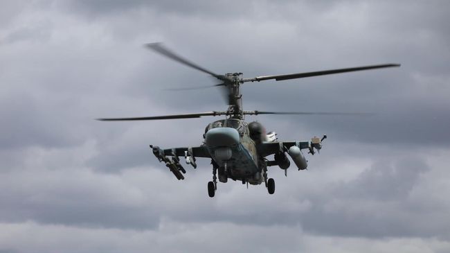 Экипаж вертолета Ка-52 Аллигатор выполняет боевое задание