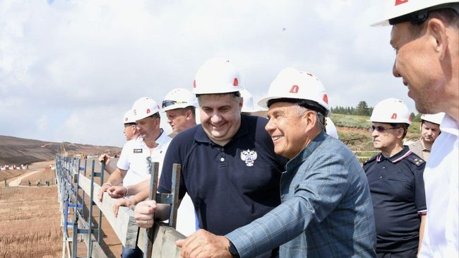 Глава Татарстана Рустам Минниханов на церемонии завершения надвижки пролетного строения моста через Каму