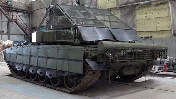 Танк Т-80БВМ с новой антидроновой защитой Танк Т-80БВМ с новой антидроновой защитой - РИА Новости, 1920, 08.08.2024