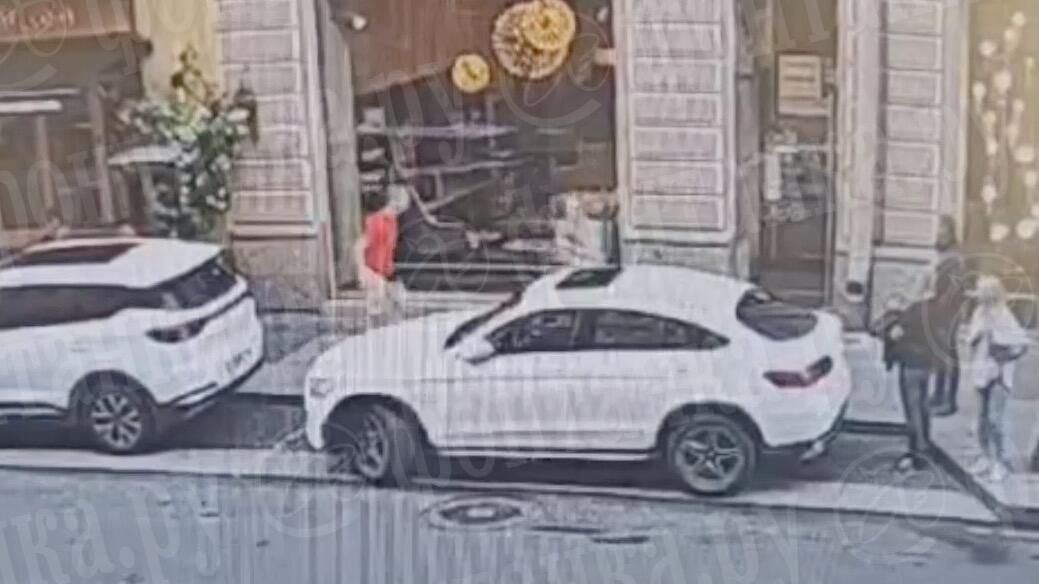 Мужчина бегает в обнаженном виде по улице Рубинштейна в Санкт-Петербурге Мужчина бегает в обнаженном виде по улице Рубинштейна в Санкт-Петербурге - РИА Новости, 1920, 08.08.2024