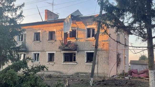 Поврежденное здание в городе Судже после ночного интенсивного обстрела со стороны боевиков Вооруженных сил Украины (ВСУ)
