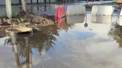 Залитая водой яма, в которой чуть не утонул ребенок в городе Буй в Костромской области - РИА Новости, 1920, 14.08.2024