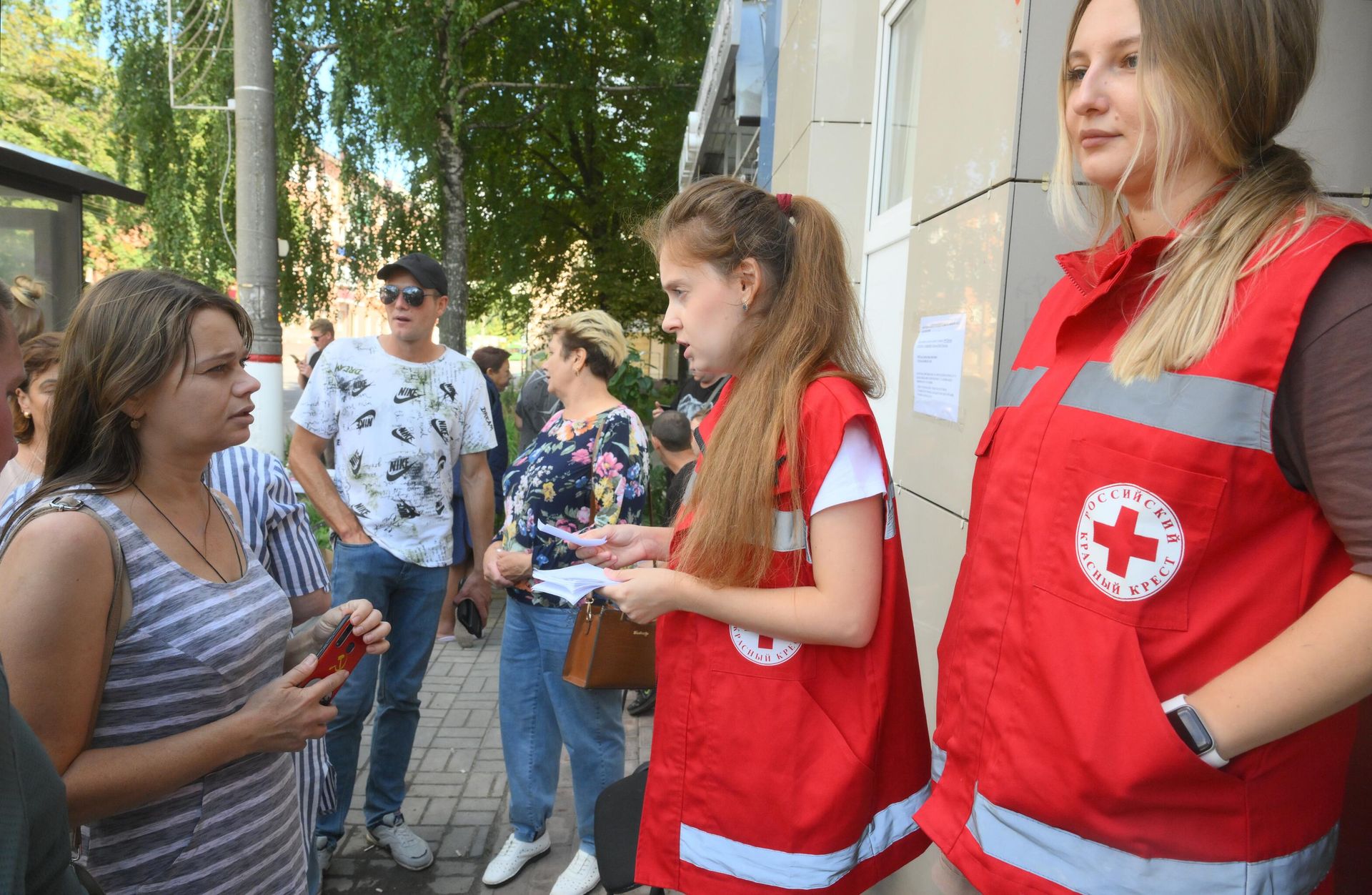 Сотрудники Центра гуманитарной помощи Российского Красного Креста в Курске общаются с жителями приграничных районов Курской области, пострадавшими в результате атаки ВСУ Сотрудники Центра гуманитарной помощи Российского Красного Креста в Курске общаются с жителями приграничных районов Курской области, пострадавшими в результате атаки ВСУ - РИА Новости, 1920, 14.08.2024