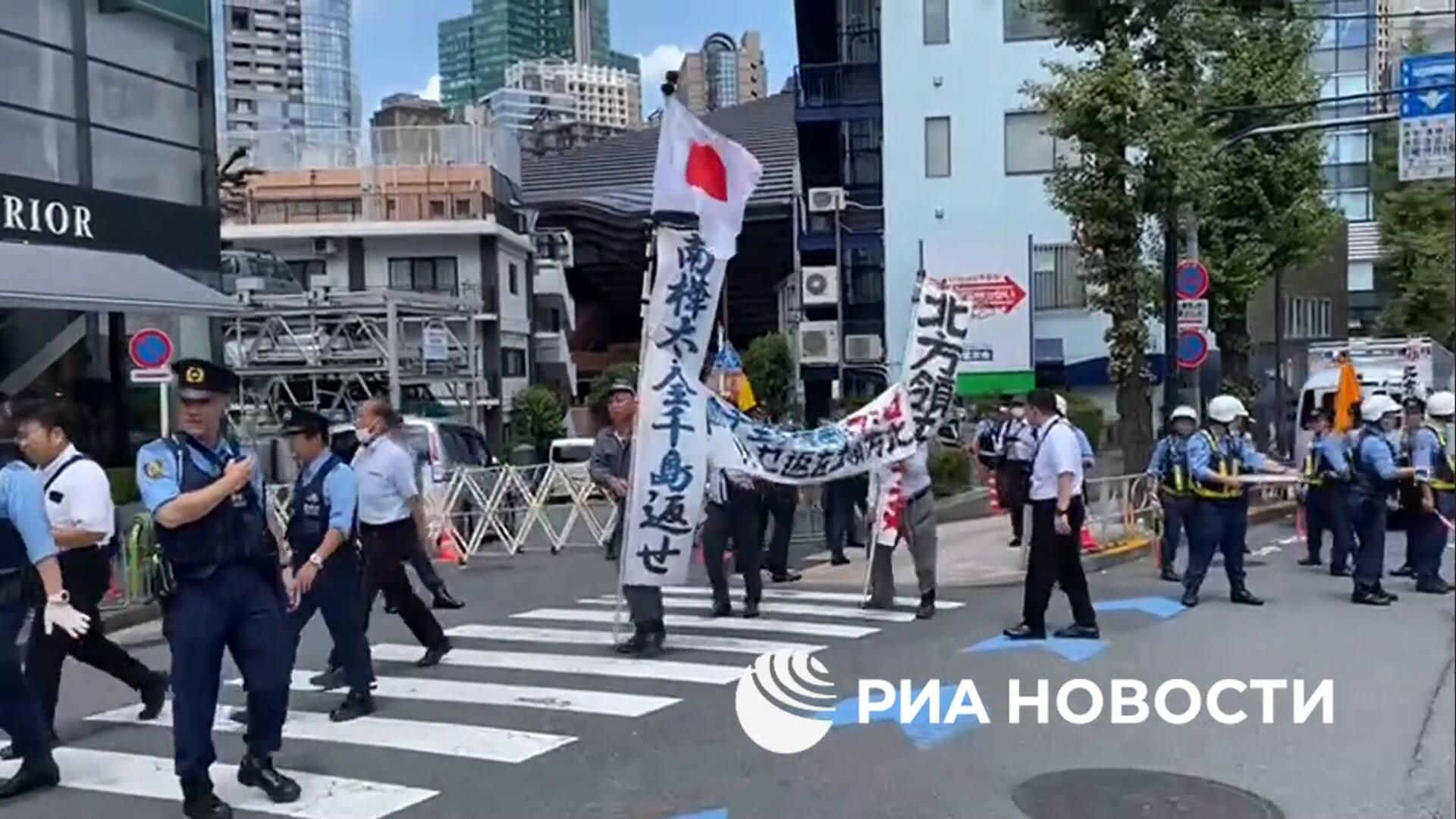 Акции протеста в районе российского посольства в Токио Акции протеста в районе российского посольства в Токио - РИА Новости, 1920, 09.08.2024