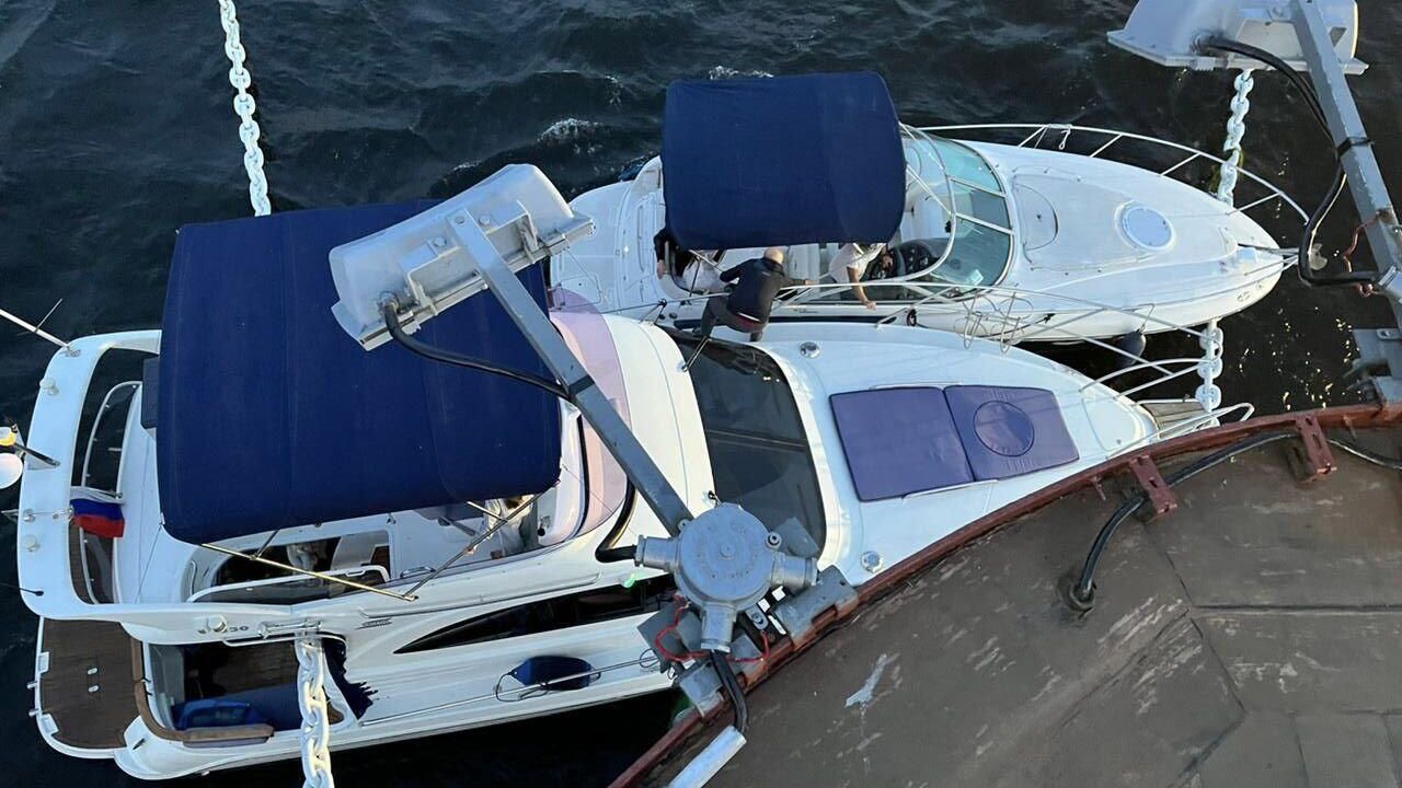 Катер на Неве задел легендарный крейсер Аврора Катер на Неве задел легендарный крейсер Аврора - РИА Новости, 1920, 10.08.2024