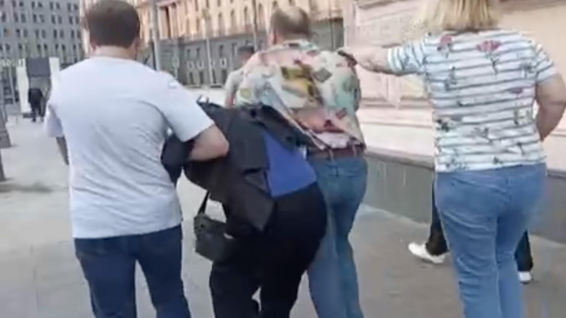 Пассажиры автобуса ведут пенсионера, который назвал убийцами бойцов ЧВК Вагнер. Кадр видео Пассажиры автобуса ведут пенсионера, который назвал убийцами бойцов ЧВК Вагнер. Кадр видео - РИА Новости, 1920, 09.08.2024