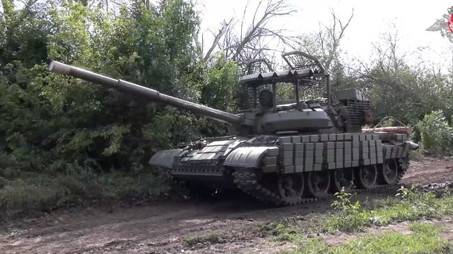 Танк ВС РФ на боевой позиции в приграничном районе Курской области. Кадр видео