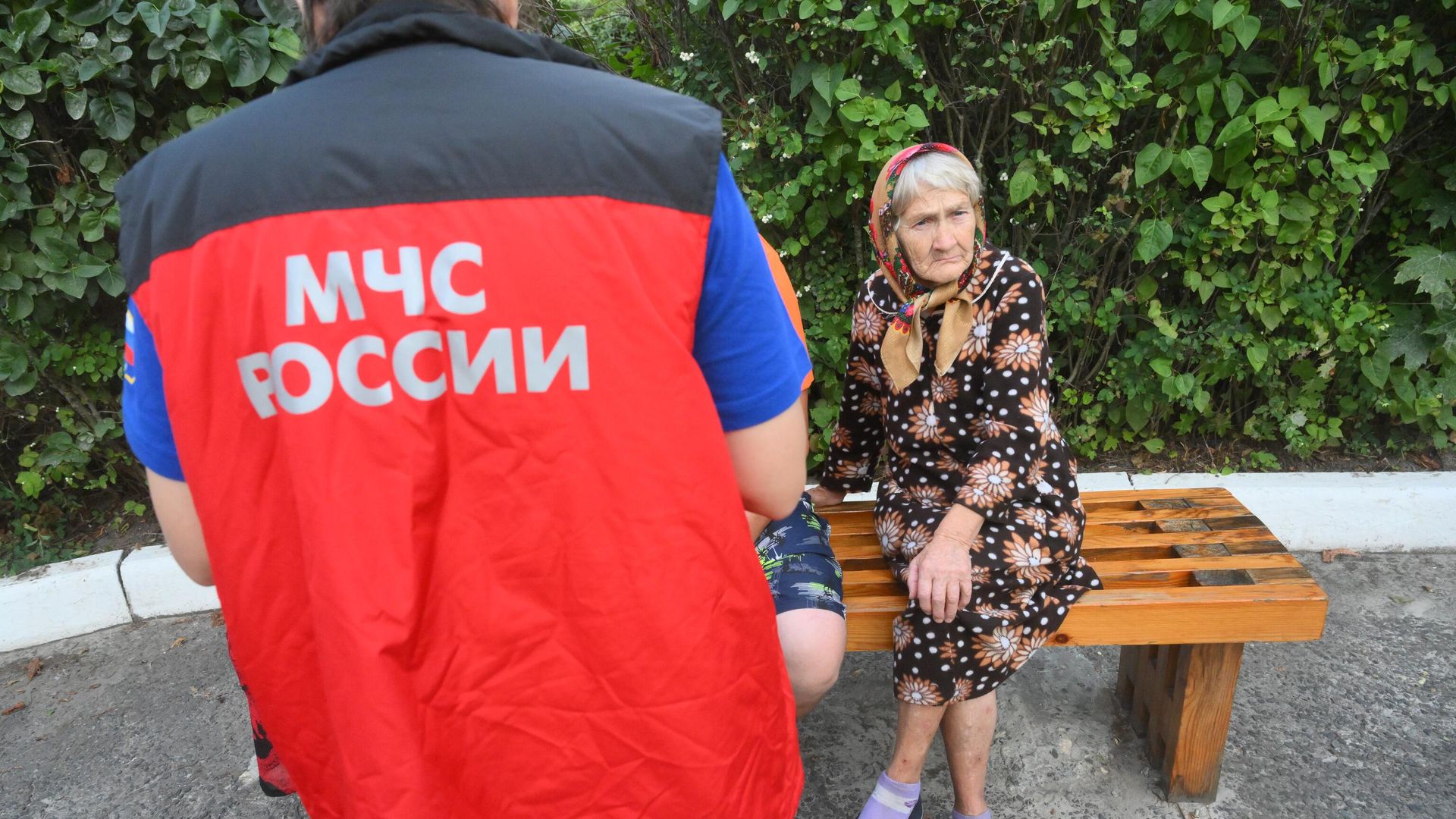 Сотрудница МЧС общается с жителями, эвакуированными из приграничных районов Курской области, у пункта временного размещения в Курске Сотрудница МЧС общается с жителями, эвакуированными из приграничных районов Курской области, у пункта временного размещения в Курске - РИА Новости, 1920, 11.08.2024