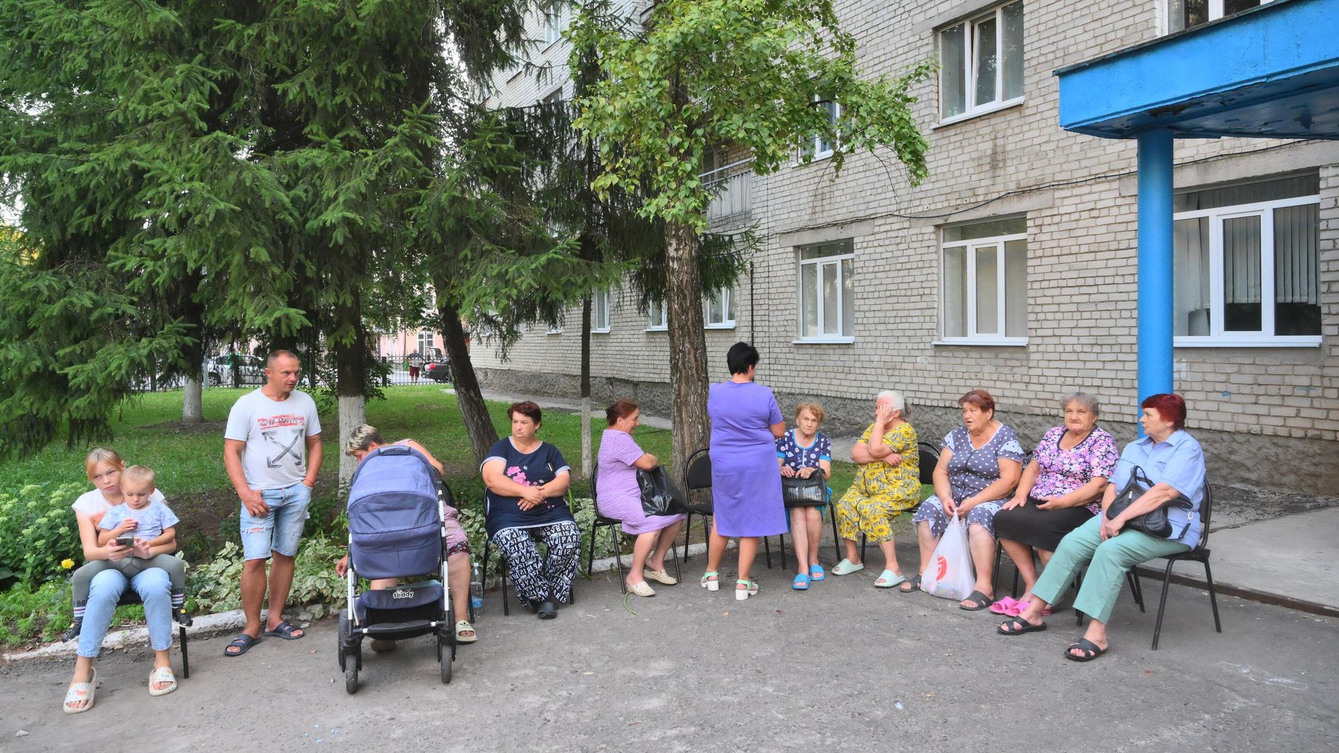 Жители, эвакуированные из приграничных районов Курской области, у пункта временного размещения в Курске Жители, эвакуированные из приграничных районов Курской области, у пункта временного размещения в Курске - РИА Новости, 1920, 07.09.2024